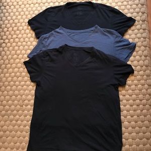 Lot of 3 Men’s Gap essential v-neck t-shirts large